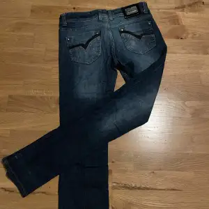 säljer mina dolce & gabbana jeans då dem är för små för mig just nu, priset är diskutabelt.