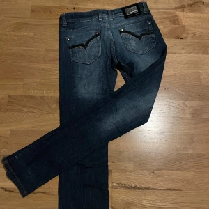 DOLCE & GABBANA JEANS - säljer mina dolce & gabbana jeans då dem är för små för mig just nu, priset är diskutabelt.