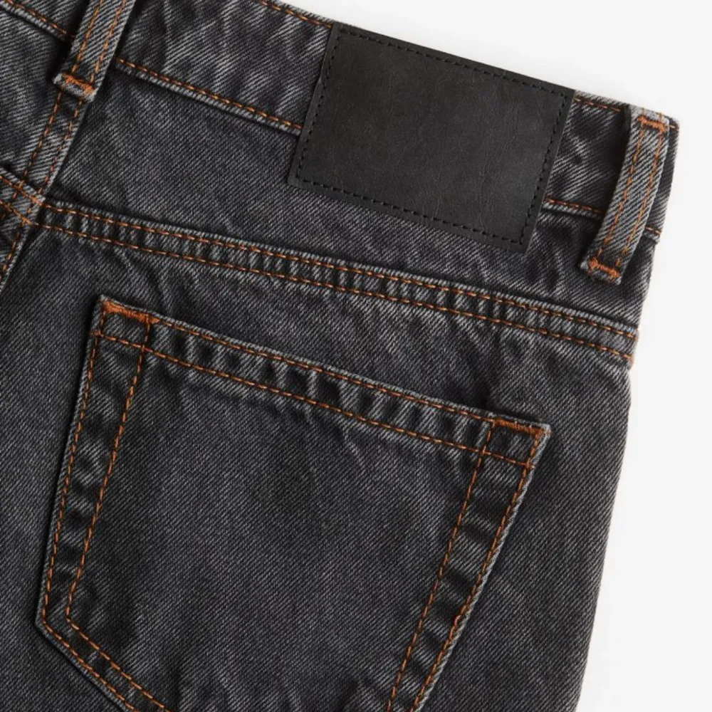 Säljer ett par grå jeans i bra skick. De har en klassisk femficksdesign och är perfekta för vardagsbruk. Jeansen har en normal passform och är tillverkade i slitstarkt denim. Perfekta för både höst och vår! Aldrig använda och i Storlek 32 bilder från hemsidan.. Jeans & Byxor.