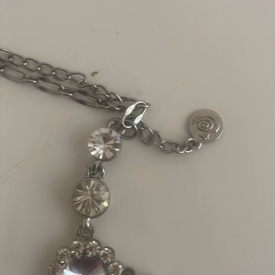 Glittrigt halsband med stora stenar - 92