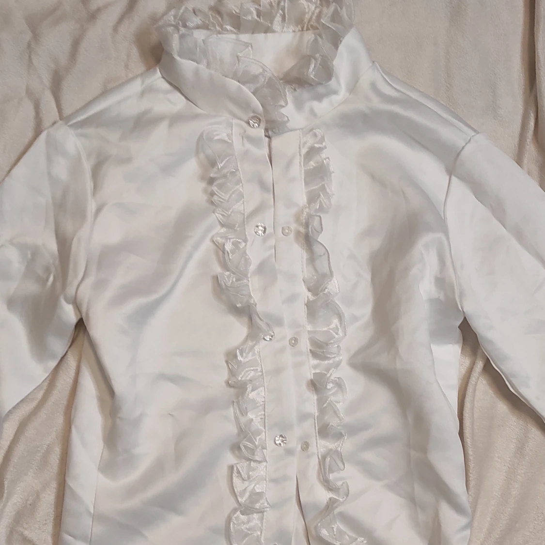 Vit blus med volangdetaljer Cosplay set