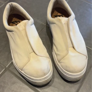 Eytys doja  - köptes på vinted men aldrig använda av mig pga att de va för små. de har som syns på bilderna lite fläckar men annars är de i väldigt bra skick!