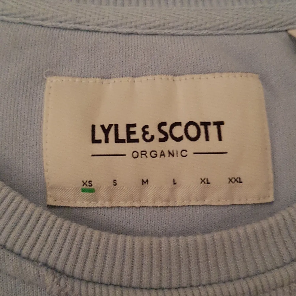 Säljer en ljusblå tröja från Lyle & Scott i storlek XS. Bra skick och inte använd på länge. Den enda deffekten är några små fläckar på ryggen.. Tröjor & Koftor.