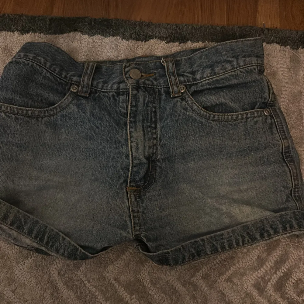 Säljer ett par klassiska jeansshorts från Polarn O. Pyret i storlek 140. De är i bra skick med en snygg broderad blomma på bakfickan. Perfekta för sommardagar! 🏖️. Shorts.