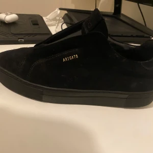 Bild på Svarta Axel Arigato  - Svarta Axel arigatos                                                                .                                                                                                 .                                                              .............................                                                                                           ..                                                                                            ...det e bara en bild på skorna du köper.