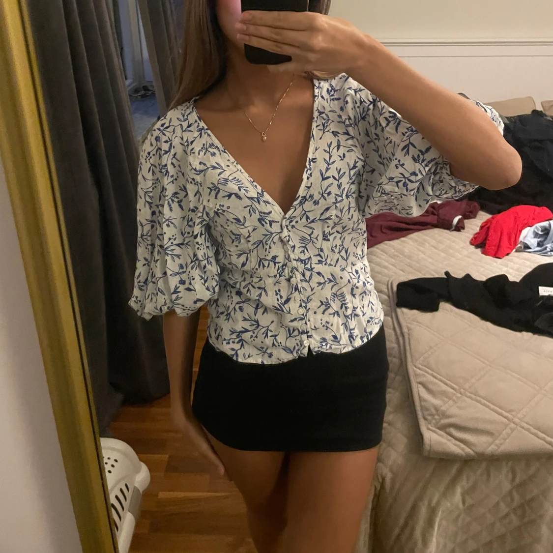 Vit blommig blus med puffärmar - 91