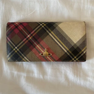 Vivienne Westwood orb plaid wallet rutig plånbok  - Köpt och fraktad från Japan. Mått: plånbok - 19x10x3, box - 22x12x4 (cm). Okej skick, har en del slitage så behöver piffas upp, allt är synligt på bilderna (kan skicka fler om det önskas). Inte 100% säker på att själva lådan är orginal 💋