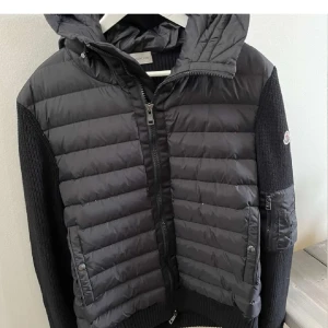 Helt ny moncler cardigan .  - Säljer en helt ny moncler cardigan🙌🙌. Tar ej emot byten! Har ej kvitto kvar