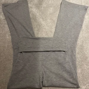 Grå yogapants från Gina Tricot - Min lillasyster säljer sina för små ljusgrå yoga pants mjukisbyxor i supermjukt material. När man viker ner dom kan man jusers hur hög eller låg midjade manvill att de ska vara! Passar perfekt till alla säsonger när du vill känna dig bekväm och avslappnad. Jättebra skick, använda under en kort period.