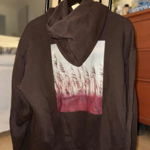 Hoodie med tryck från H&M - Trevlig baggy hoodie med tryck från H&M. Trycket ligger på baksidan. I väldigt bra skick.