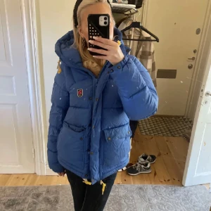 Fjällräven jacka - ❗️FAST PRIS❗️Lägger upp igen pga oseriösa köpare! Fjällräven expedition down lite jacket ljus blå💕