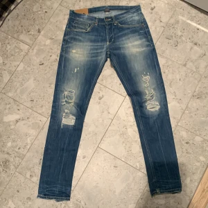 Dondup Jeans - I använd kondition. Fortfarande mycket att ge med fina slitningar. Nypris över 4500kr mitt pris är endast 899! Pris kan diskuteras 
