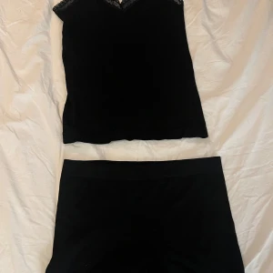 En pyjamas från Primark - Säljer en pyjamas  från Primark i storlek XS. Materialet är mjukt och bekvämt, vilket gör det mysigare att somna på kvällarna,ett bra shorts i XS och ett linne i XS,nästan helt oanvänt