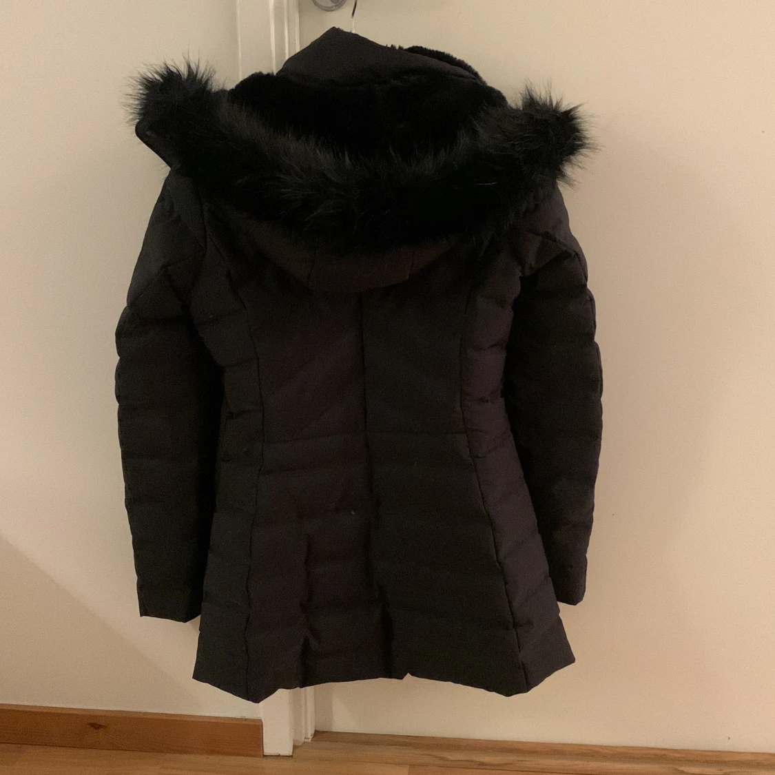 Svart dunjacka med pälshuva från Zara - 90