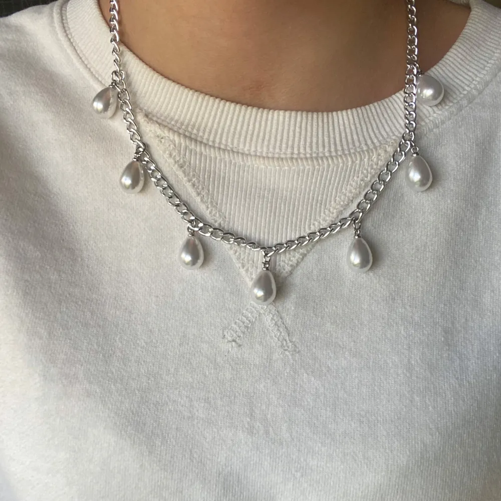 Har gjort själv! Vet ej om de är rostfritt. Silver halsband med pärlor . Accessoarer.