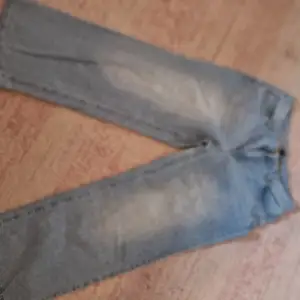 Säljer ett par blå jeans från SHEIN i storlek XL. De har en klassisk design med en bekväm passform. Perfekta för vardagsbruk och kan matchas med nästan vad som helst. Passa på att fynda dessa snygga jeans!