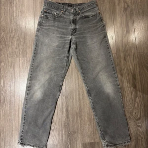 Vintage Levi’s 550 jeans - Slitage vid hälarna annars bra skick. Priset går att diskutera. Skriv för frågor eller mått.