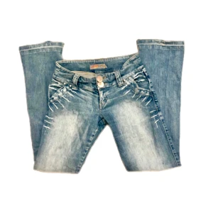 Vintage bootcut jeans - Säljer ett par snygga lågmidjade utsvängda jeans!! Säljer de för att de inte passar så har tyvärr inga bilder med dom på❤️Midjemått: ca 38 cm Innerbenslängd: ca 77 cm skriv om ni är intresserade💕