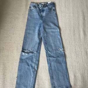Levis Ribcage straight  - Säljer ett par Levis Ribcage Straight jeans i storlek W23 L29. Hål på knäna. Knappt använda! 