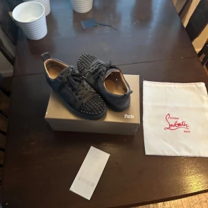 Christian loubotins grå - Mycket fina skor men har tröttnat på dom då de inte va några skor för mig då jag gillar lite mer av bekväma skor
