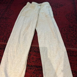 Beige mjukisbyxor - Säljer ett par superbekväma gråa mjukisbyxor. Perfekta för en chill dag hemma eller en snabb tur till affären. De har en elastisk midja och två praktiska fickor fram. Materialet är mjukt och skönt, vilket gör dem till ett måste i garderoben. Passar perfekt för höst och vintermys!