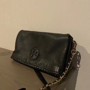 Tory Burch väska - Väska från Tory Burch. Väldigt fint skick. Pris kan diskuteras🖤