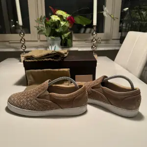 Beige Bottega Veneta skor i storlek 42 men sitter som 43, super skick och man får med dustbags, box och certifikat!🙌