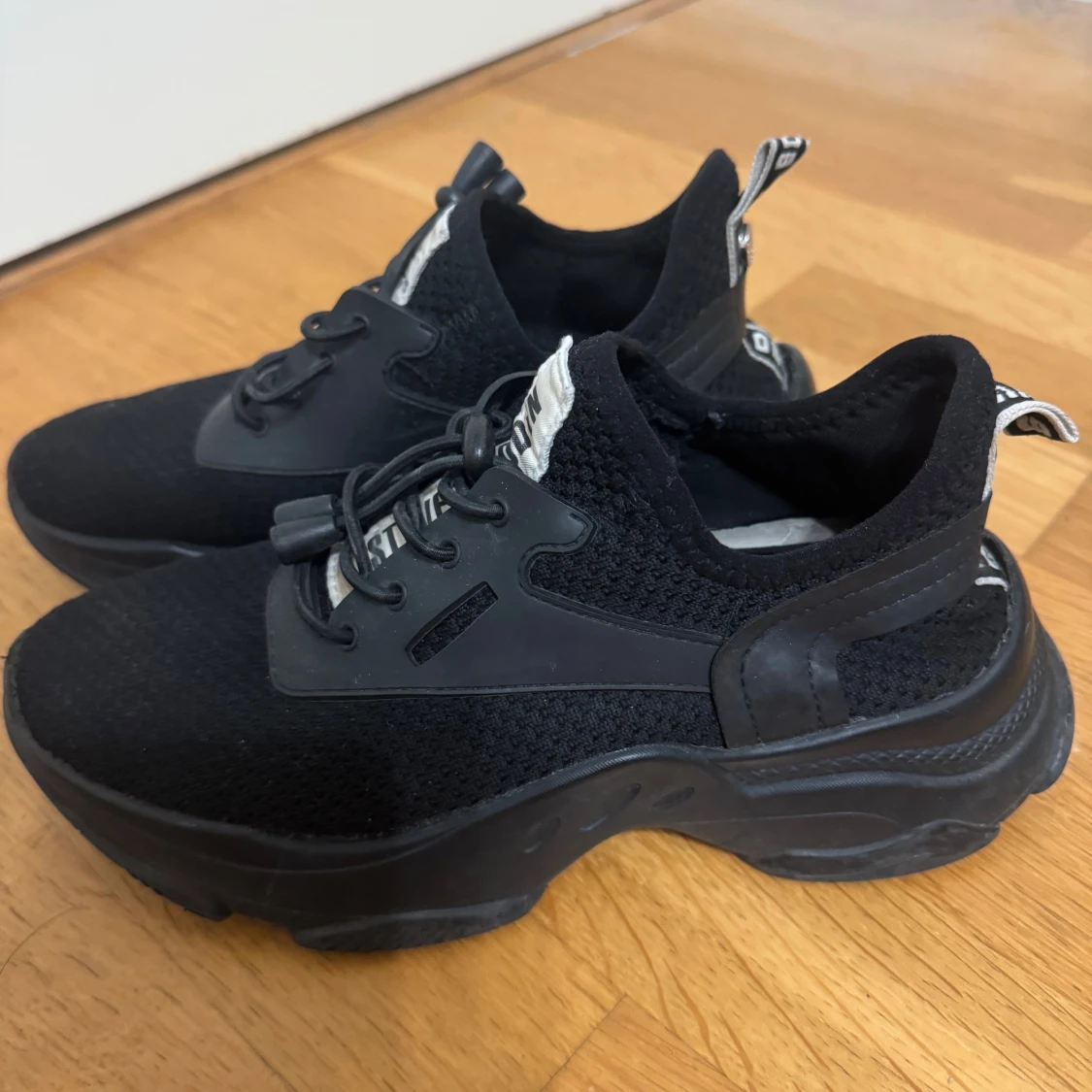 Svarta sneakers från Steve Madden - 90