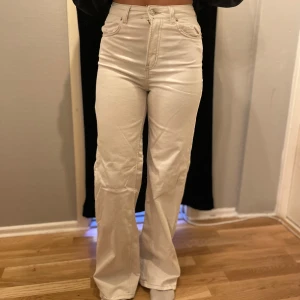 Beige högmidjade byxor - Ur snygga beigea byxor i mycket bra skick. De är högmidjade. Som ger en schysst outfit för både vardag och fest! 🕺