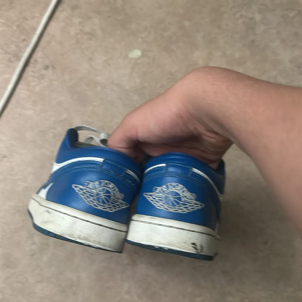 Jordan 1 low marina blue storlek 39 bra skick och ganska nya det ända som behöver ändras är skosnören och det kan diskuteras PRIS OCH SKOSNÖREN KAN DISKUTERAS I CHATT. Skor.