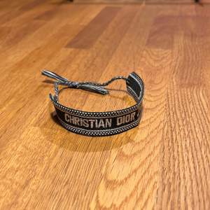 Snyggt armband från Christian Dior i svart och vitt. Justerbar lite äldre modell, osäker på äkthet eftersom det är köpt på Vinted. 10/10 skick. Skicka bud!