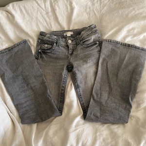 Grå jeans med bootcut - Säljer ett par snygga grå jeans i bootcut-stil från gina. De har en klassisk femficksdesign med knappar. Säljer pgr av att dom inte passar längre, jag tycker att dom upplevs lite större en vad storleken säger. Skrin innan ni köper!🖤
