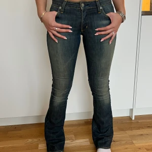 Low waist - Snygga jeans med lite slitage ned till 