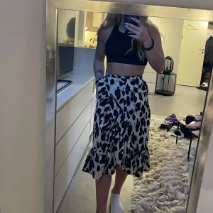 Leopardmönstrad kjol från Boohoo - Säljer en superfin leopardmönstrad kjol från Boohoo i storlek S. Kjolen har en volangdetalj längst ner och är perfekt för både fest och vardag. Den är i mycket bra skick!