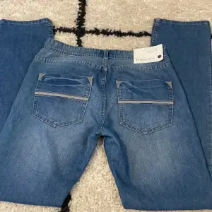 Ett par blåa jeans med coola detaljer på bakfickorna är bra skick, säljer då de är för stora på mig, straight leg/ baggy i passform , står ej för frakt skriv privat om frågor💕