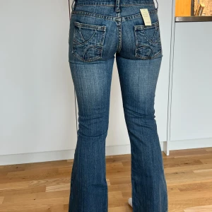 Low waist bootcut jeans - Säljer ett par snygga blå bootcut jeans i bra skick. Coola bakfickor 💕