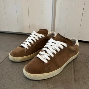 Saint Laurent skor  - Säljer mina riktigt fräscha saint Laurent skor i storlek 41-42. Storleken är 41, men passar även 42, då jag själv har 42. Skorna är i fint skick! Skriv vid frågor eller funderingar/// Olle
