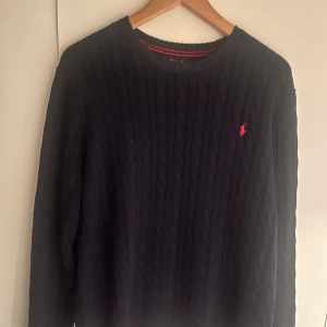 Ralph lauren tröja  - Ralph lauren kabelstickad tröja i storlek S men passar även M. Använd ett fåtal gånger, nypris 2200