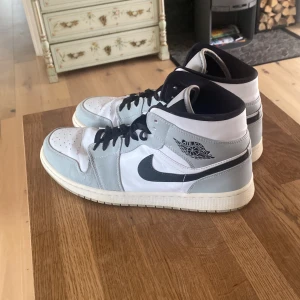 Nike jordan 1 Mid light smoke grey(Med crease skydd) - Nike jordan light smoke grey  De är lite creasad och är ganska utnött som du kanske ser, jag har använt de i några månader från köpsdatum. Använder de inte längre för att jag har växt ur de. 