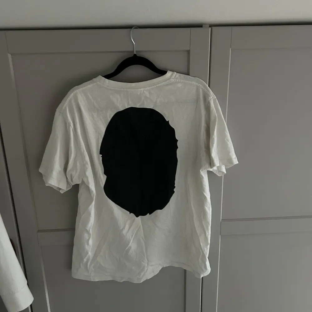 Säljer en bape tshirt i storlek M. T-shirten är kortärmad och har en avslappnad passform. Perfekt för vardagsbruk eller som statement-plagg. Den är i bra skick men lite skrynklig men inget som inte försvinner i tvätten! Kan absolut ta byten!. T-shirts.