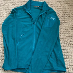 Arcteryx tröja - En perfekt under tröja nu till vinter stolek är xs dam/xs herr