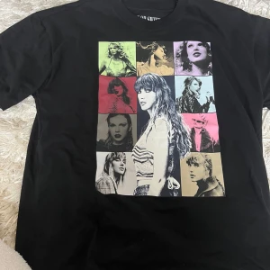 Svart Taylor Swift The Eras Tour t-shirt - Säljer en så cool svart t-shirt från Taylor Swift's The Eras Tour 2023-2024. Framsidan har ett collage av olika bilder av Taylor Swift i färgglada rutor. Baksidan listar turnéstäderna. Materialet är sååå skönt! Storlek S/M