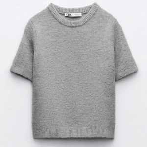 Kortärmad tröja zara - Super fin slutsåld tröja från zara! Bra skick, inga defekter, få gånger använd så den är nästan som ny! Skriv för fler bilder eller frågor 😙😙