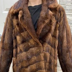 Brun pälsjacka - Säljer en superlyxig brun pälsjacka i mycket bra skick. Den har en klassisk design med långa ärmar och en mjuk, varm känsla. Perfekt för kalla vinterdagar när du vill se extra glam ut. Passar både till vardags och fest! Priset går att diskuteras. 