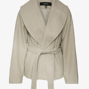 Vera moda kappa - Säljer en superfin beige kappa från Vero Moda. Perfekt för höst och vår! Jackan är i mycket bra skick och passar både till vardags och fest. Storleken är dam S.