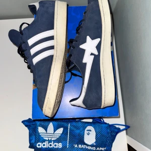 Adidas campus x Bape - Säljer mina Adidas Campus x Bape skor som är i jävligt bra skick. Mockan är som ny och inga defekter eller crease. 9/10 skick. Storlek 44.5 men passar 44. Låda, dustbag och extra snören följs med. De är fräscha och lite unika. Nypris ligger runt 5000kr för nya. Hör av dig vid funderingar så löser vi en deal🙌🏻🫶