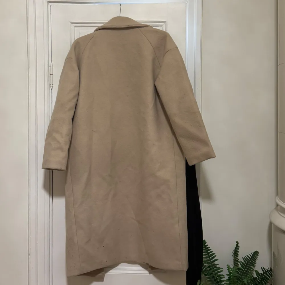 Säljer en stilren beige kappa i mycket bra skick. Den har en klassisk design med långa ärmar och enkla knappar framtill. Perfekt för höst och vinter, och funkar lika bra till vardags som till fest. Storlek dam S.. Jackor.