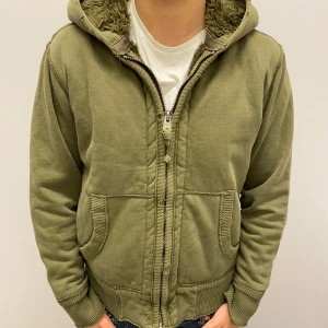 Fur mörkgrön jacka - Tjena! Säljer denna otroligt detta fur jackan från american eagle. Den har en distressed look och den är riktigt varm. Jag är 177 cm 74 kg. Tar bud och ställ gärna frågor 