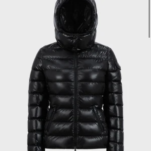 Moncler bady  - Säljer min älskade moncler bady jacka som är i bra skick förutom att serien på insidan av jackan har jag sytt tillbaka för hand skriv gärna för fler bilder❤️ storlek 2