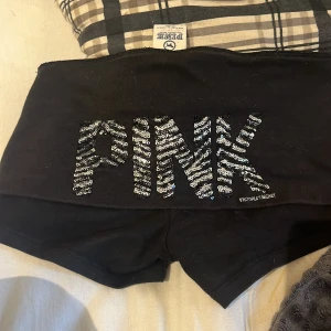 Svarta shorts från Victoria's Secret PINK - Intressekoll på ett par väldigt Rare Victorias secret pink shorts. Stl xs!  Katt o hund i hemmet! Jätte fint skick. Hör av er för fler bilder.